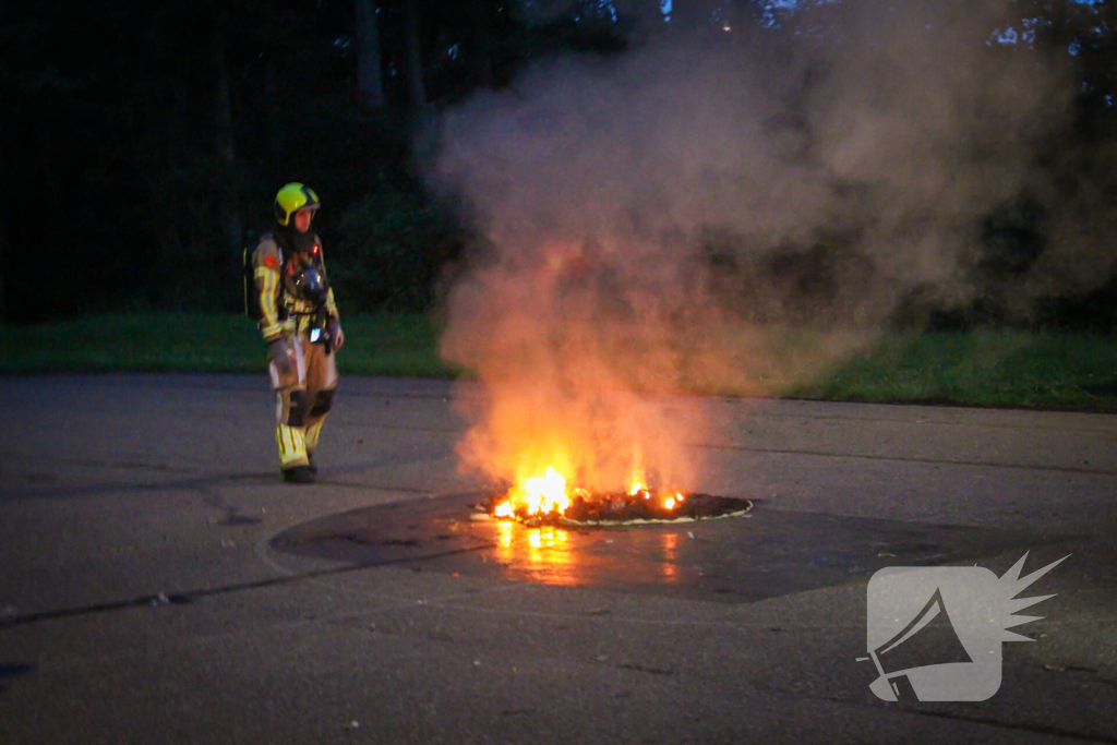 Buitenbrand op voetbalveld snel onder controle