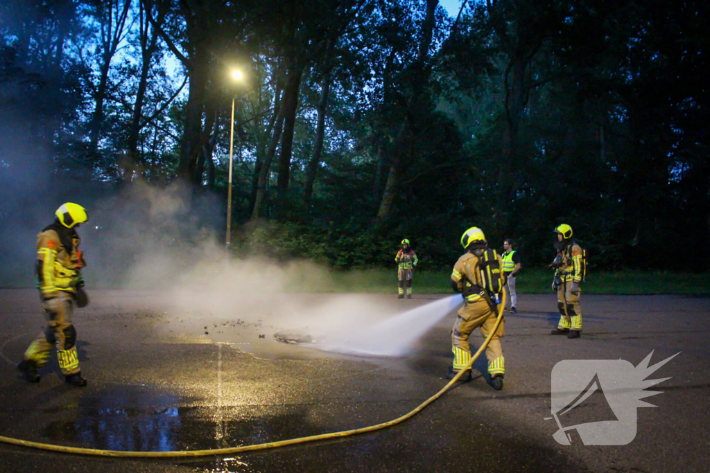 Buitenbrand op voetbalveld snel onder controle