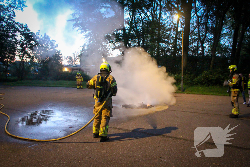 Buitenbrand op voetbalveld snel onder controle