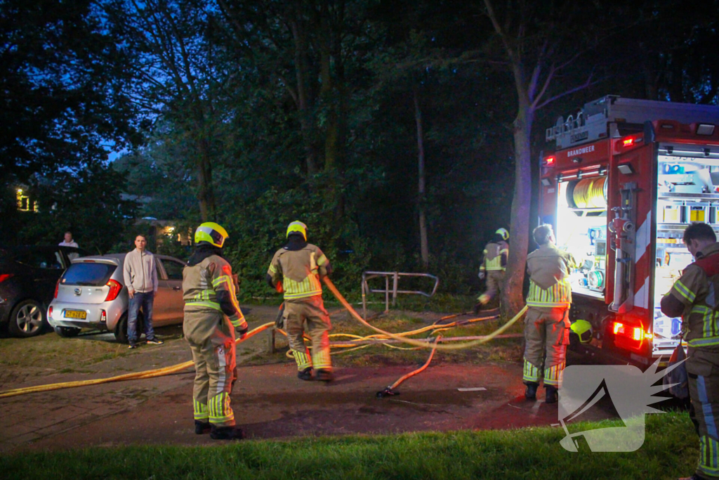 Buitenbrand op voetbalveld snel onder controle