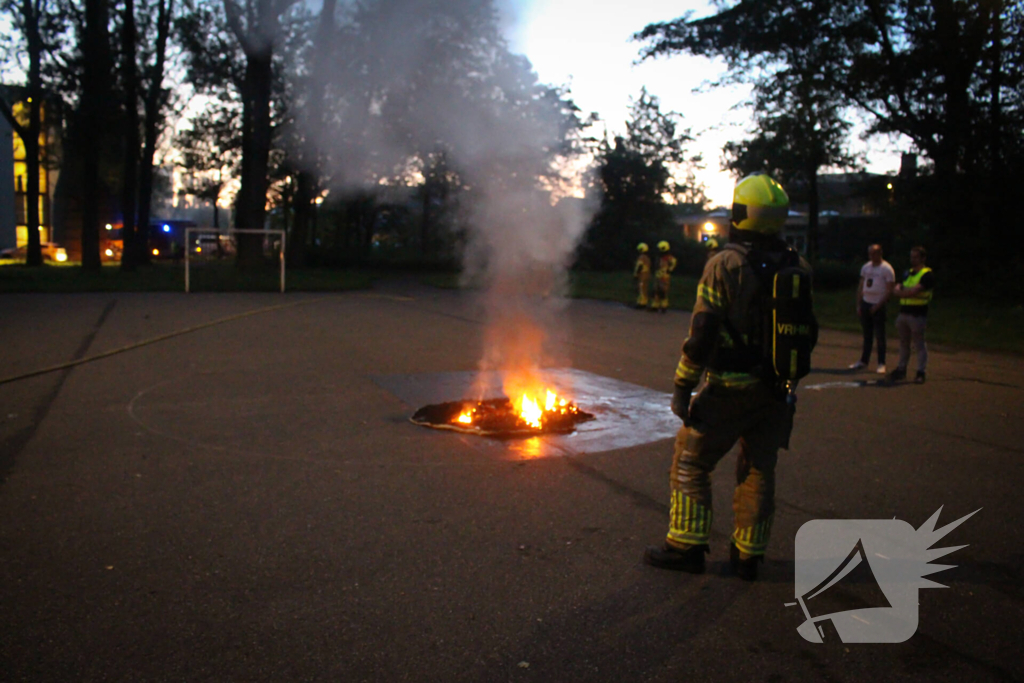 Buitenbrand op voetbalveld snel onder controle