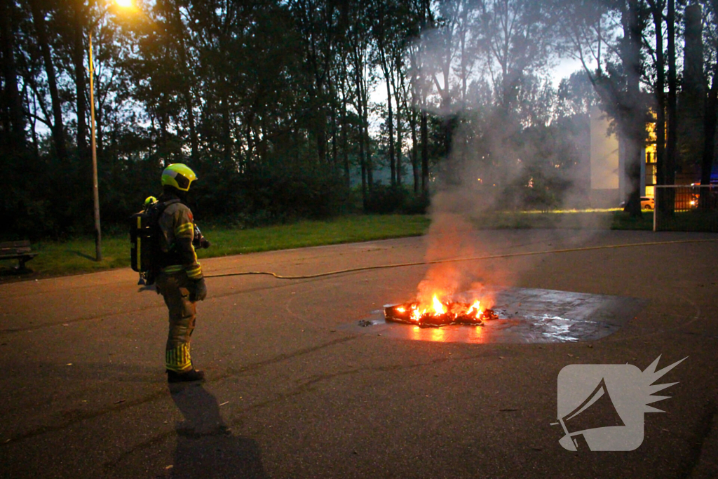 Buitenbrand op voetbalveld snel onder controle