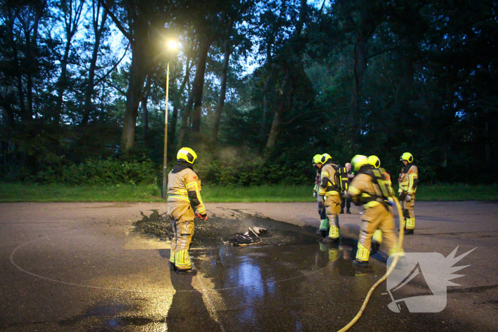 Buitenbrand op voetbalveld snel onder controle