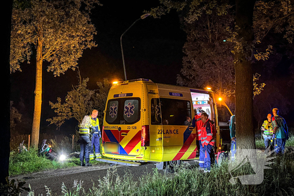 Traumateam ingezet nadat scooter tegen boom botst