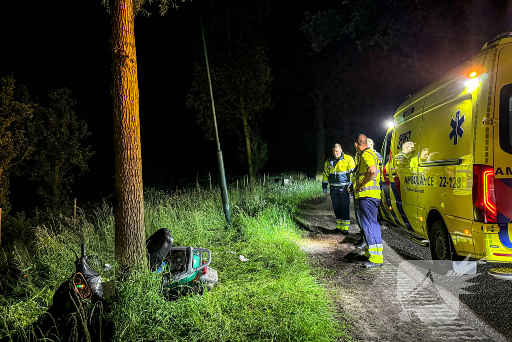 Traumateam ingezet nadat scooter tegen boom botst