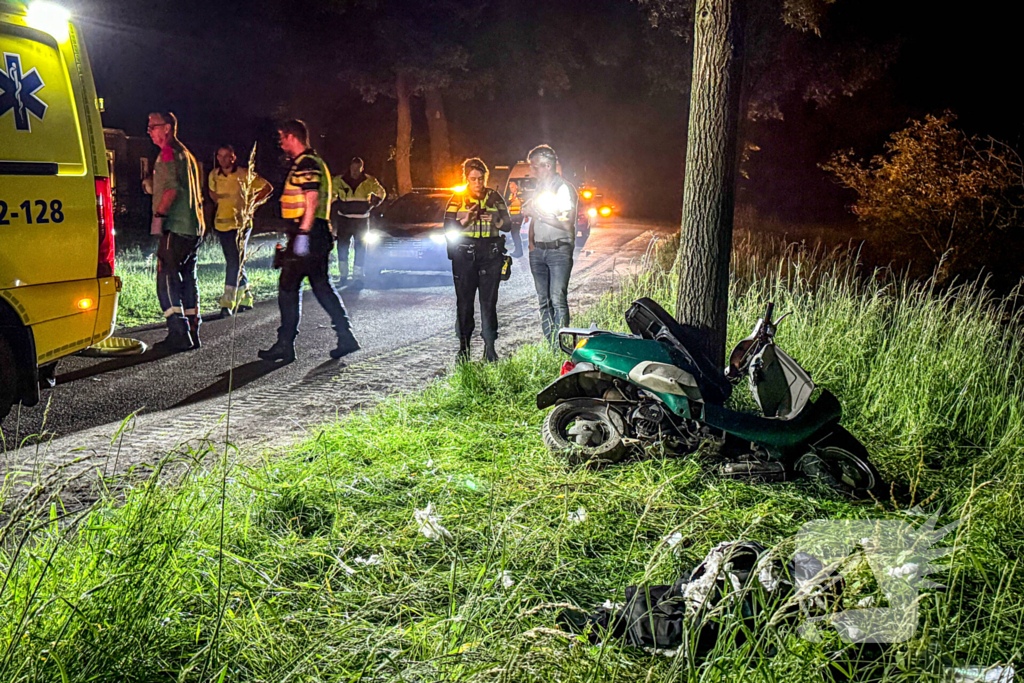 Traumateam ingezet nadat scooter tegen boom botst