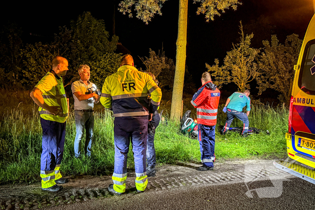 Traumateam ingezet nadat scooter tegen boom botst