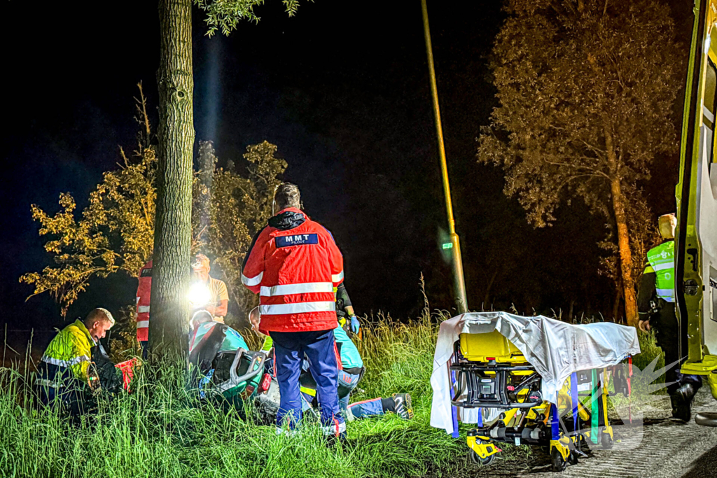 Traumateam ingezet nadat scooter tegen boom botst