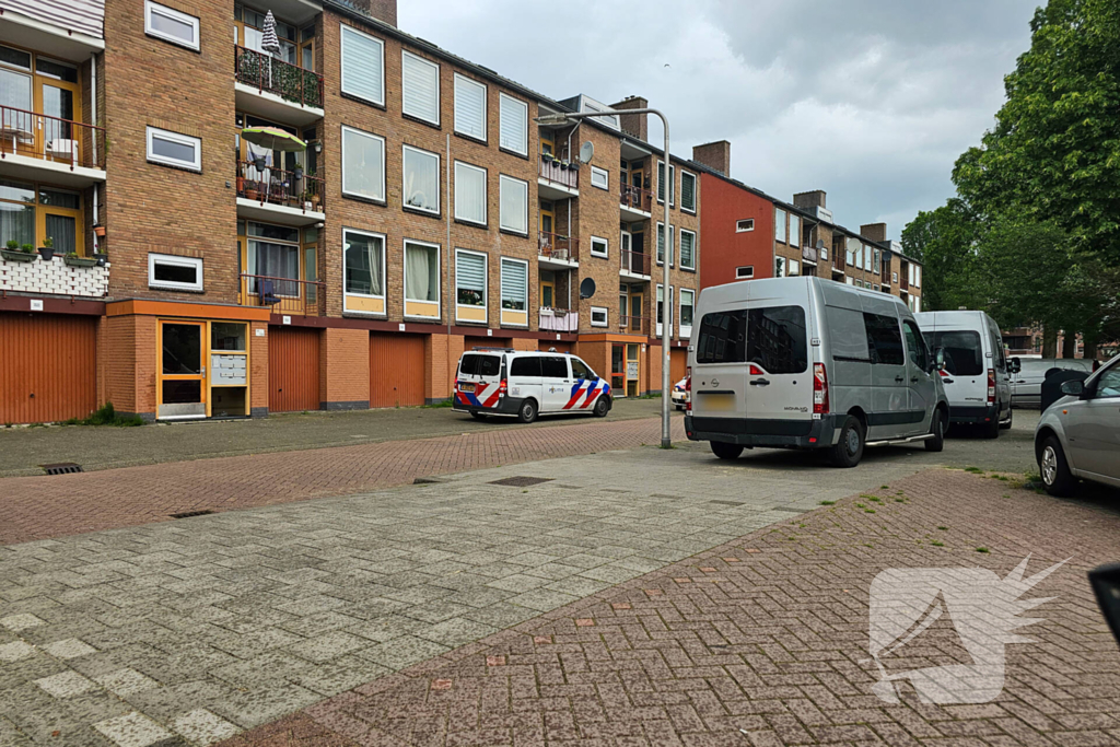 Politie aanwezig na aantreffen van overleden persoon in woning