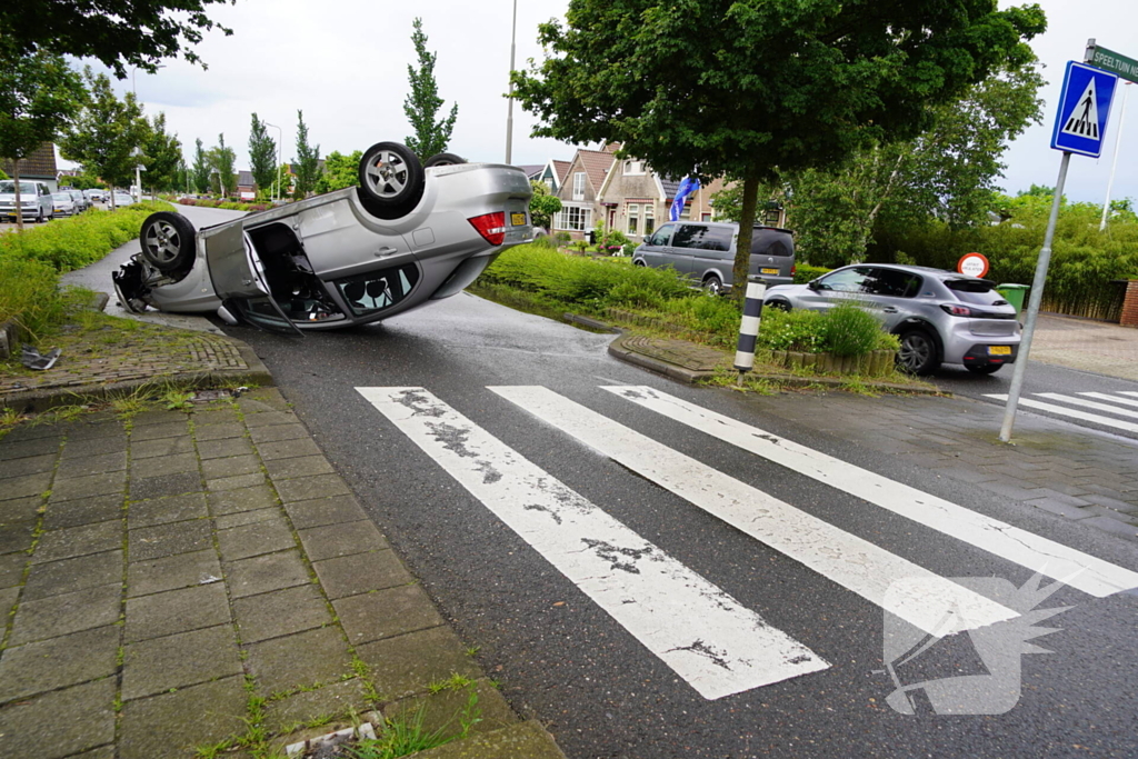 Automobilist valt in slaap belandt op de kop