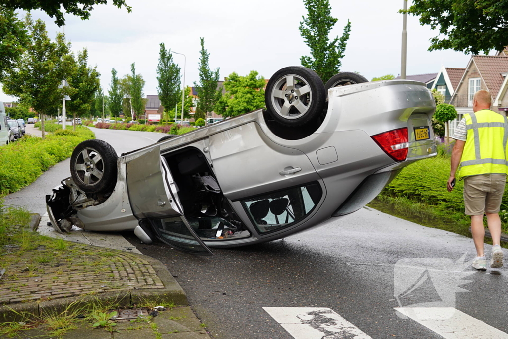 Automobilist valt in slaap belandt op de kop