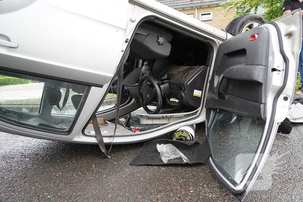 Automobilist valt in slaap belandt op de kop