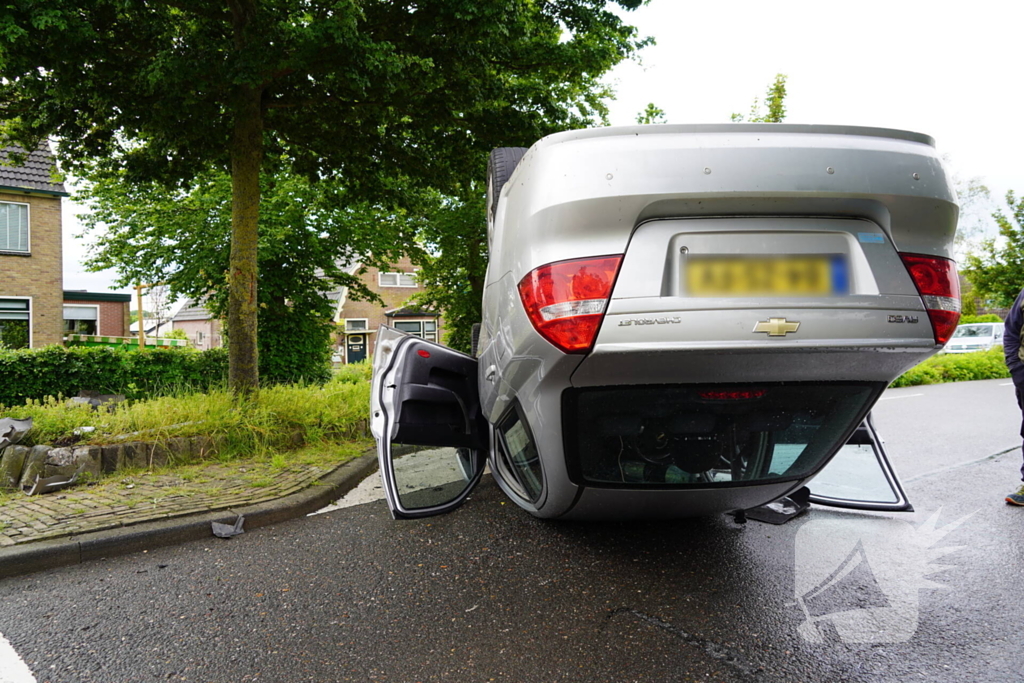 Automobilist valt in slaap belandt op de kop