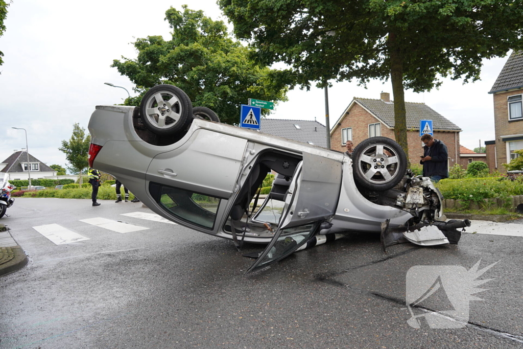 Automobilist valt in slaap belandt op de kop