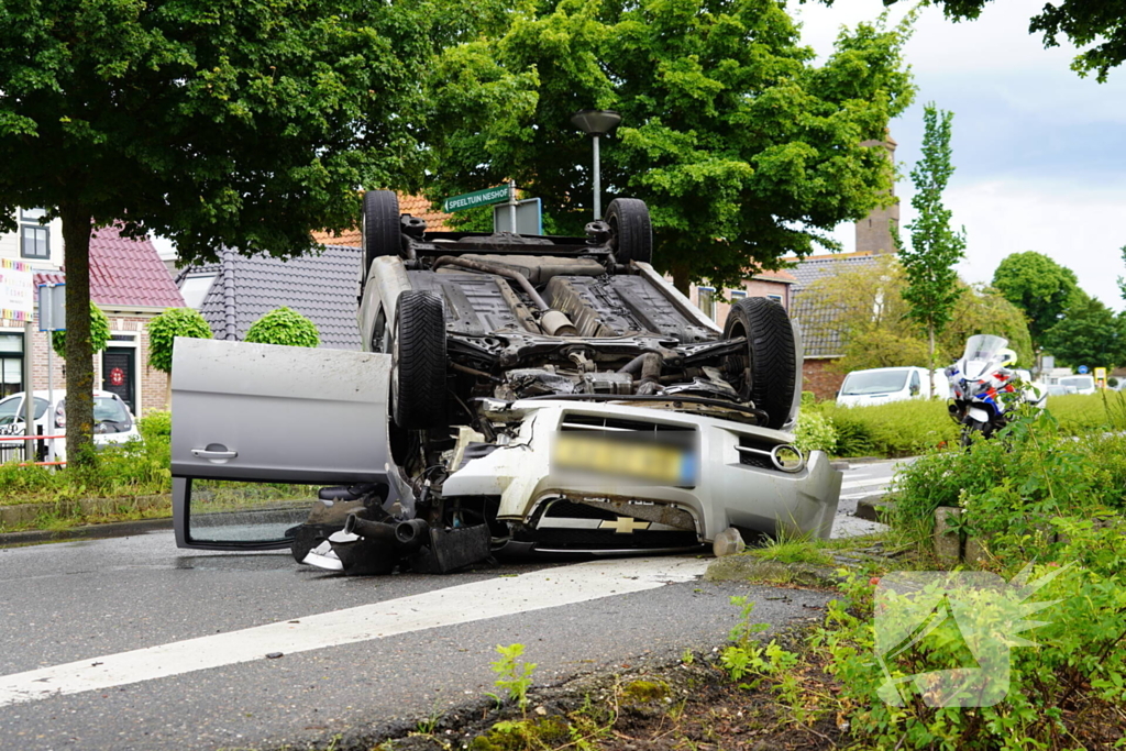 Automobilist valt in slaap belandt op de kop