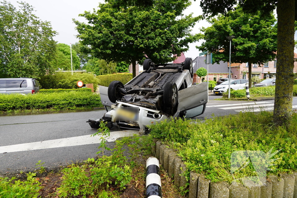 Automobilist valt in slaap belandt op de kop