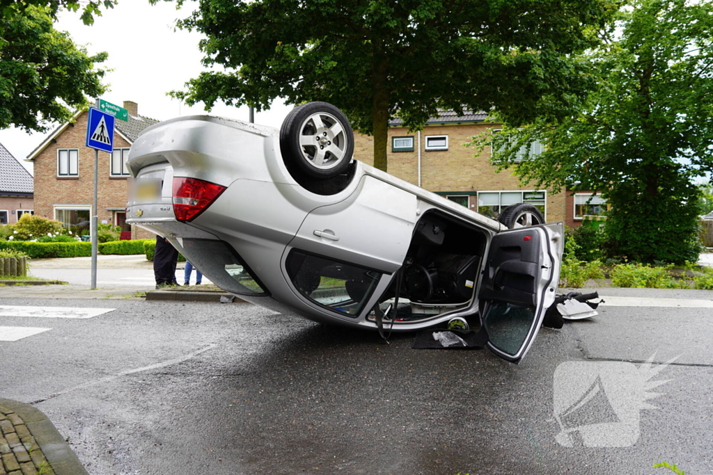 Automobilist valt in slaap belandt op de kop