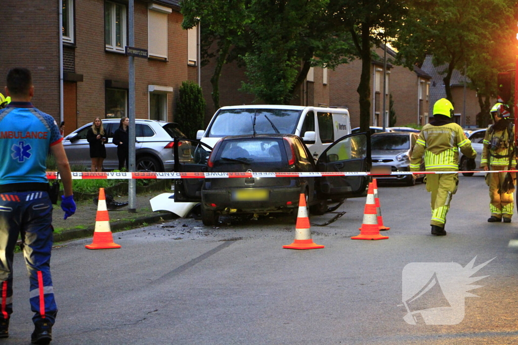 Automobilist botst frontaal op bestelbus