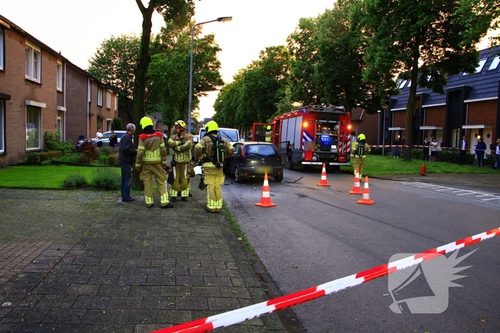 Automobilist botst frontaal op bestelbus