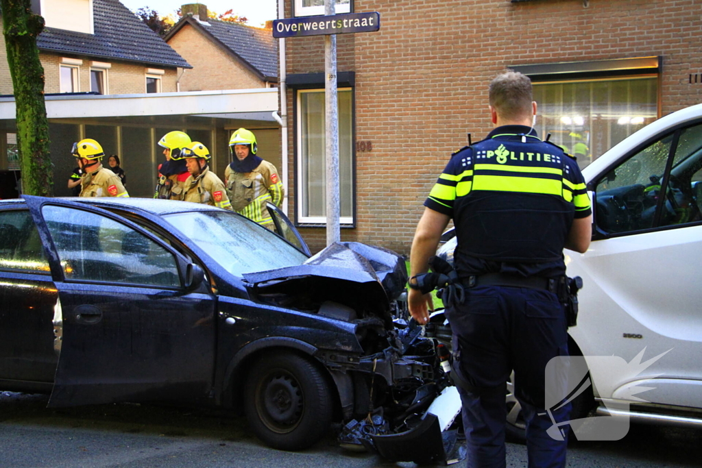 Automobilist botst frontaal op bestelbus