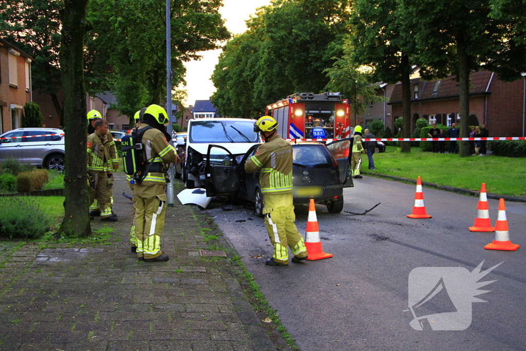 Automobilist botst frontaal op bestelbus