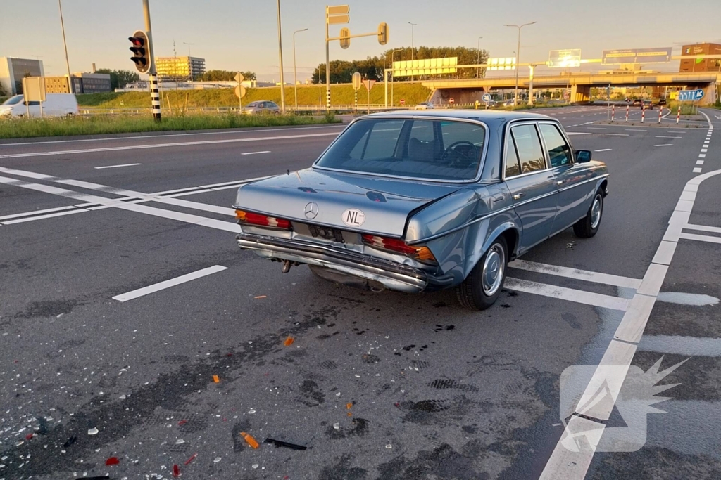 Twee oldtimers in botsing voor verkeerslichten