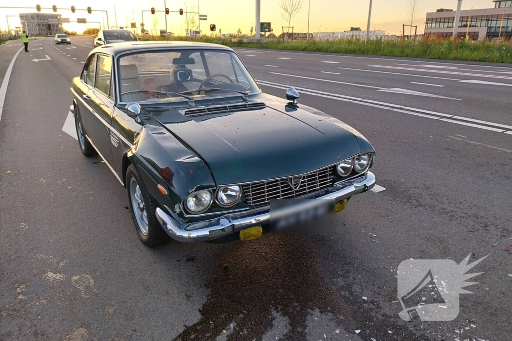 Twee oldtimers in botsing voor verkeerslichten