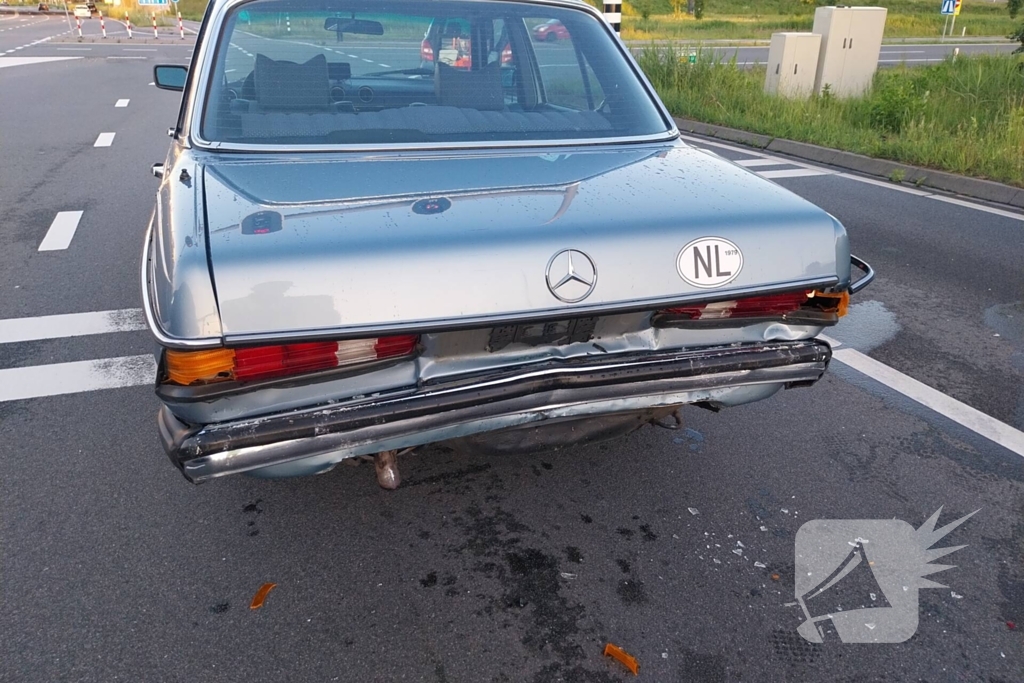 Twee oldtimers in botsing voor verkeerslichten