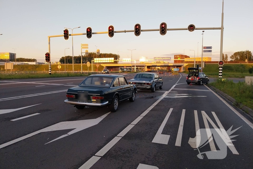 Twee oldtimers in botsing voor verkeerslichten