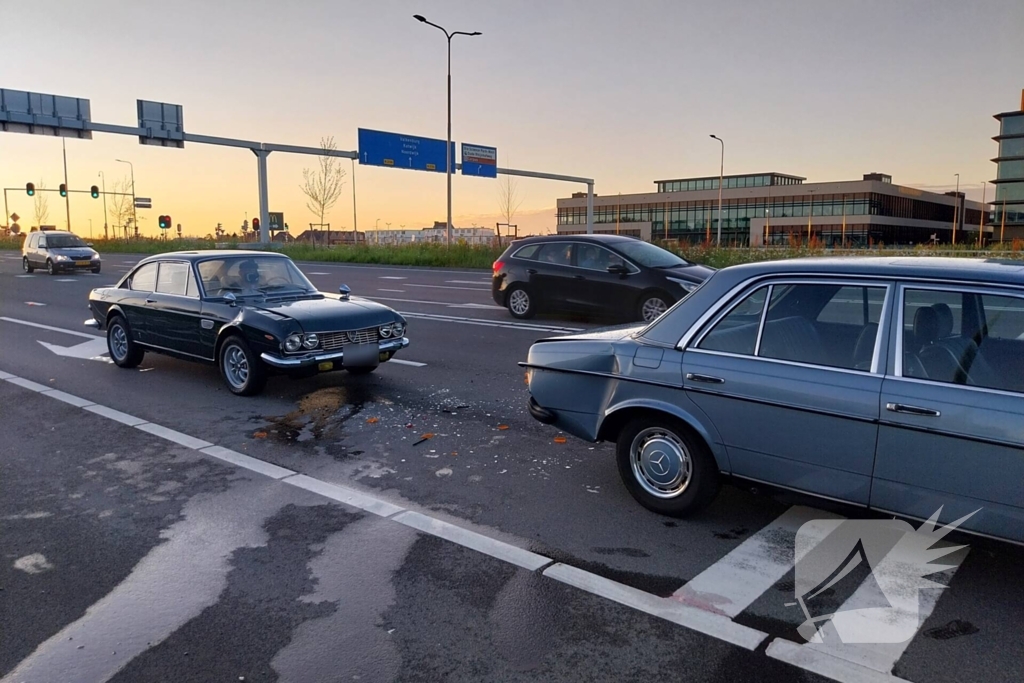 Twee oldtimers in botsing voor verkeerslichten