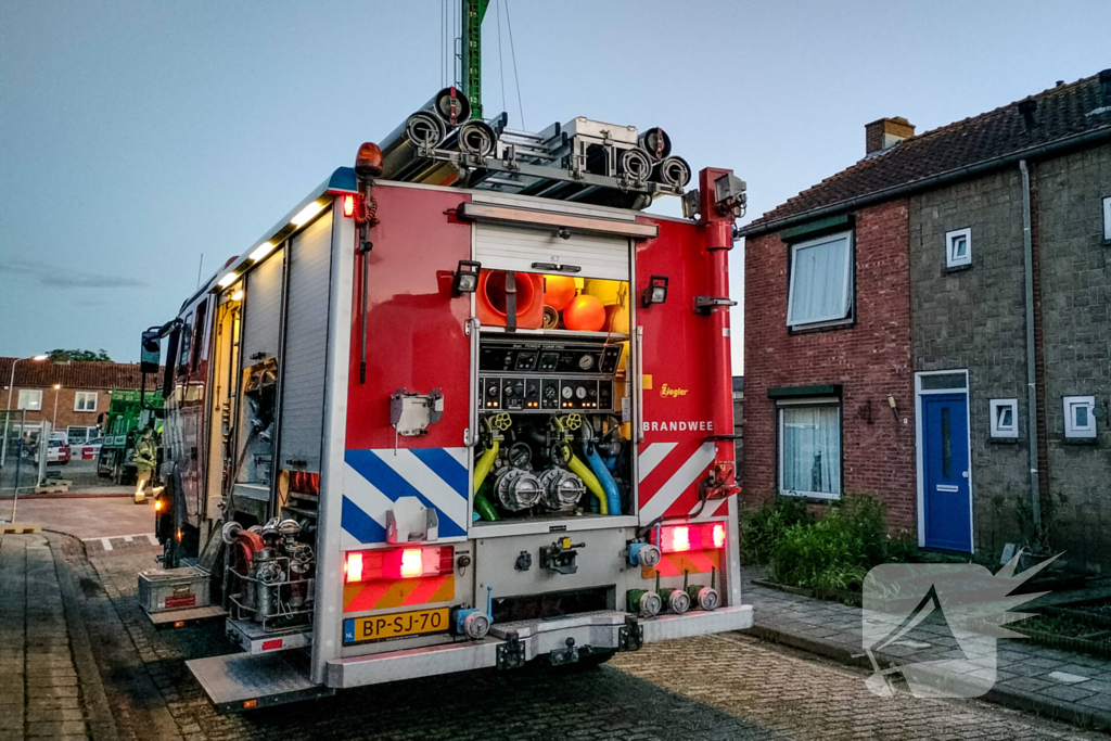 Brandweer spoelt riool door na vreemde lucht