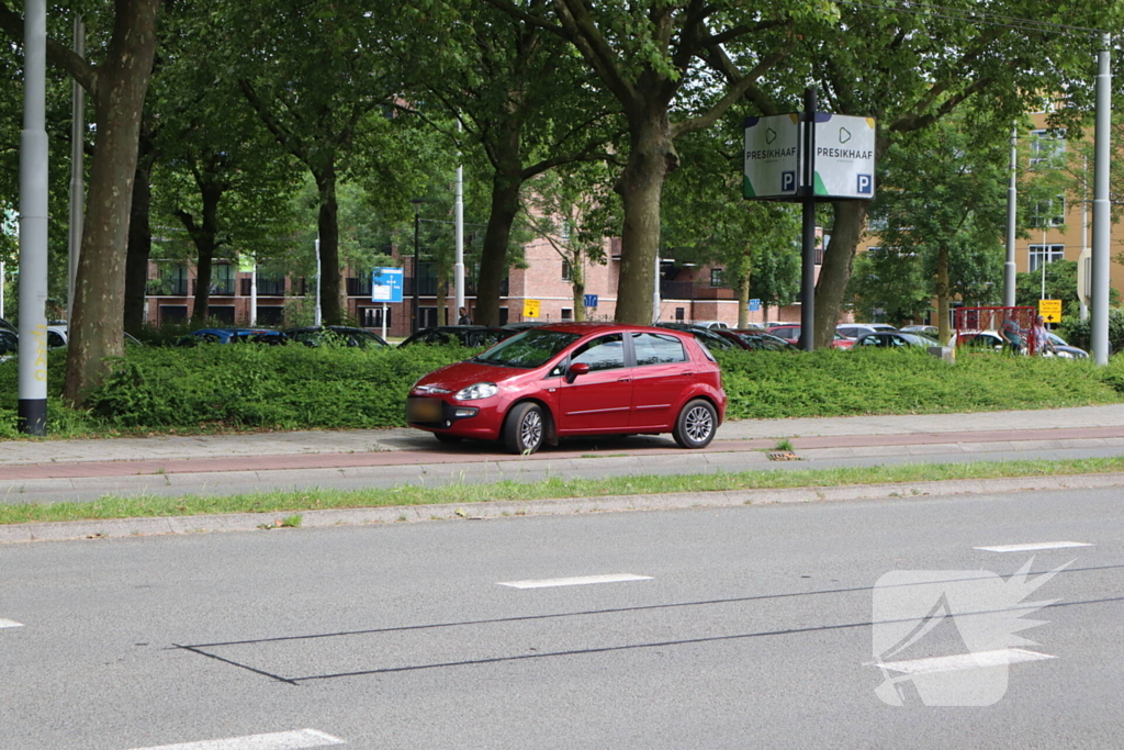 Frontale botsing nadat auto's elkaar raken