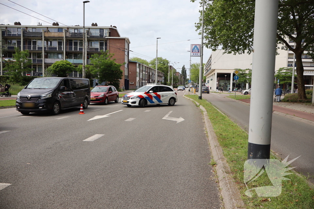 Frontale botsing nadat auto's elkaar raken