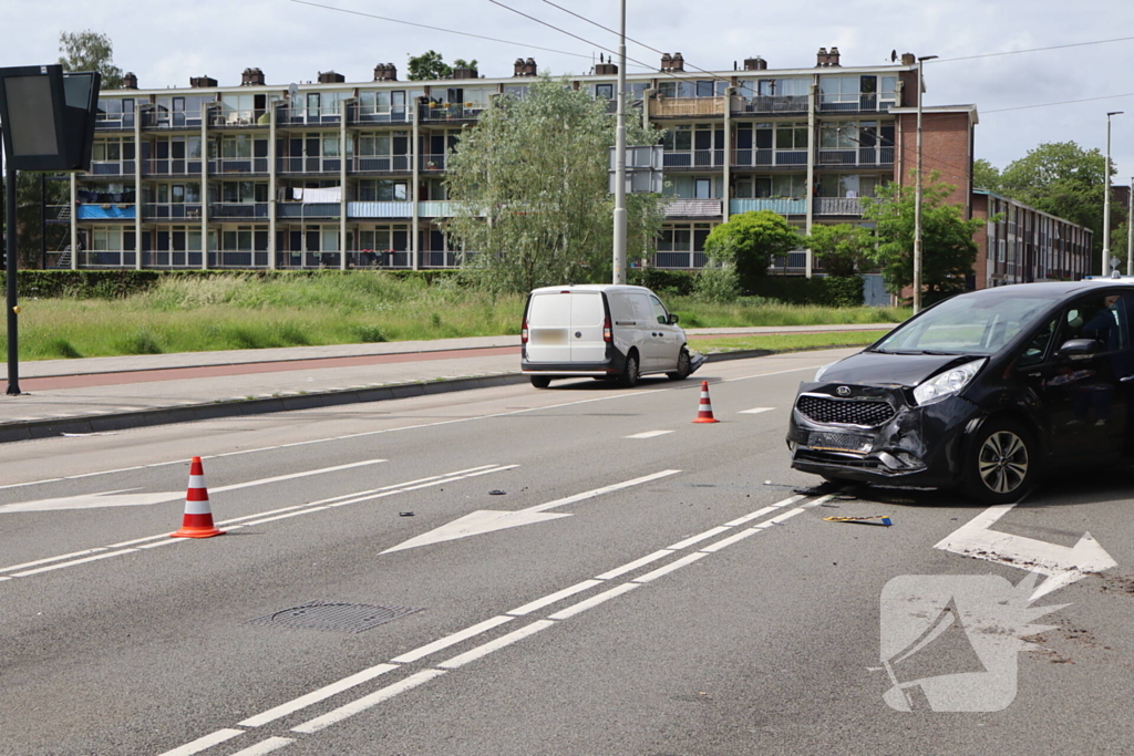 Frontale botsing nadat auto's elkaar raken