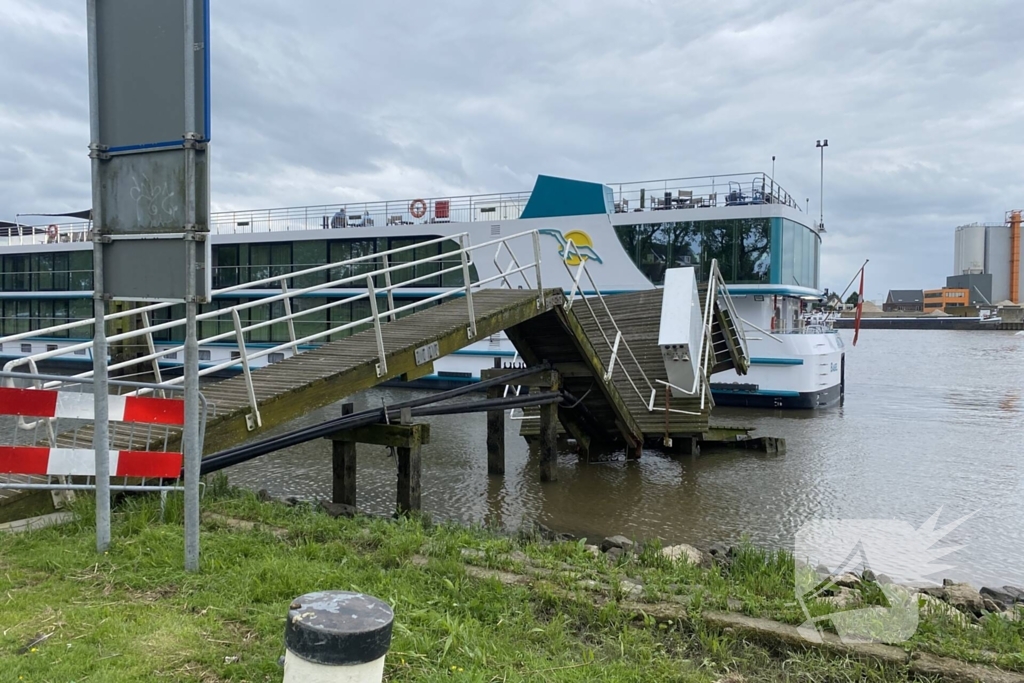 Tanker ramt steiger, steiger volledig verwoest