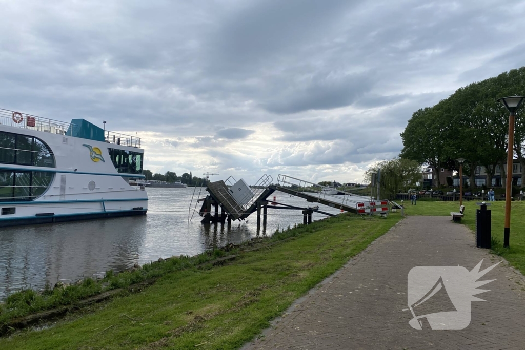 Tanker ramt steiger, steiger volledig verwoest