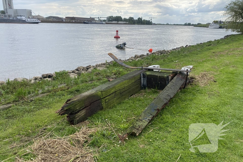 Tanker ramt steiger, steiger volledig verwoest