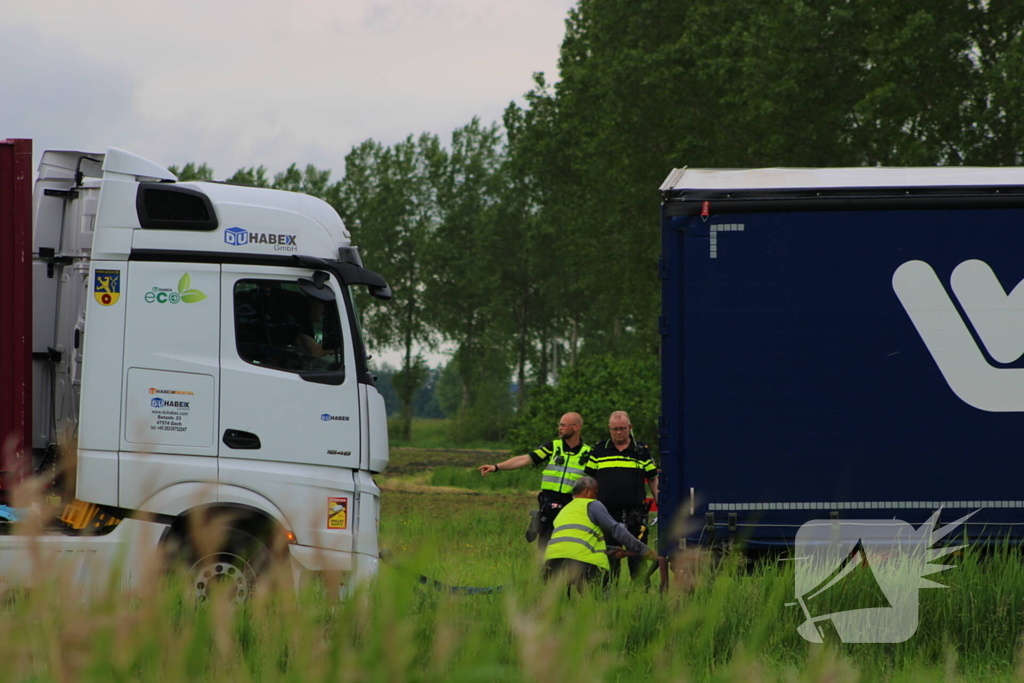 Vrachtwagen met dertig ton uien belandt in berm