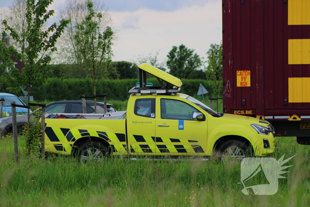 Vrachtwagen met dertig ton uien belandt in berm