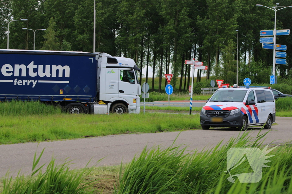 Vrachtwagen met dertig ton uien belandt in berm