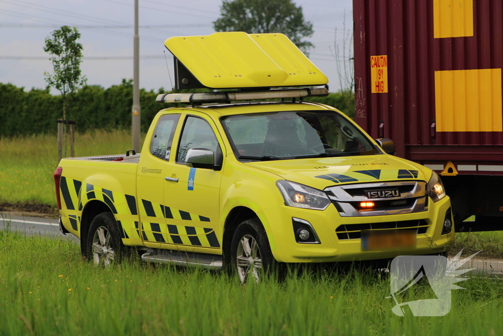 Vrachtwagen met dertig ton uien belandt in berm