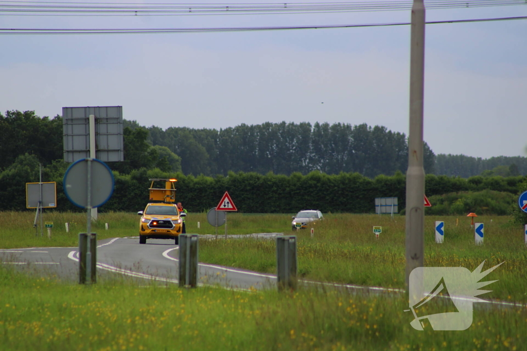 Vrachtwagen met dertig ton uien belandt in berm