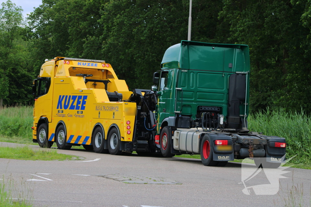 Vrachtwagen met dertig ton uien belandt in berm