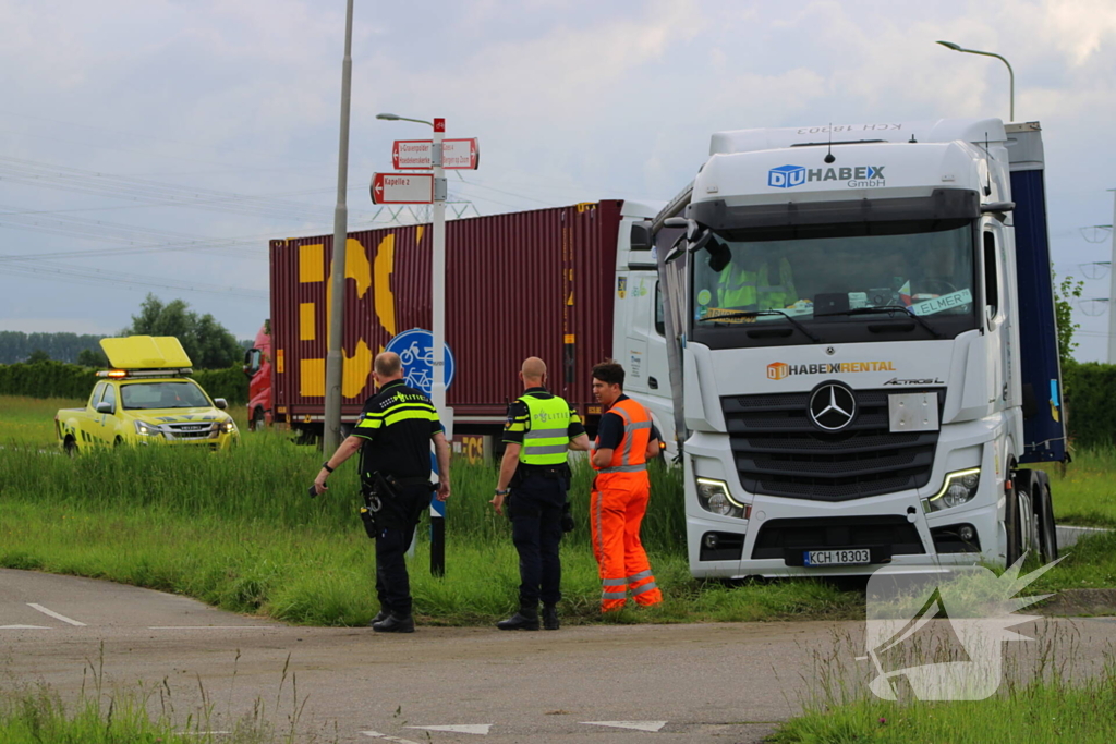 Vrachtwagen met dertig ton uien belandt in berm