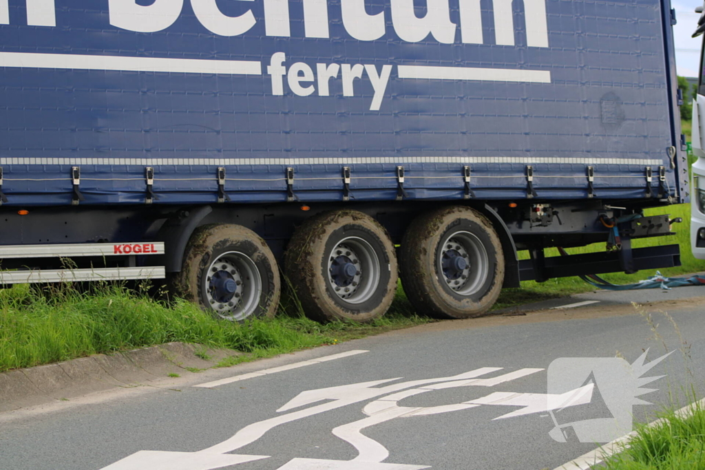 Vrachtwagen met dertig ton uien belandt in berm