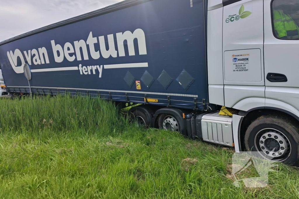 Vrachtwagen met dertig ton uien belandt in berm