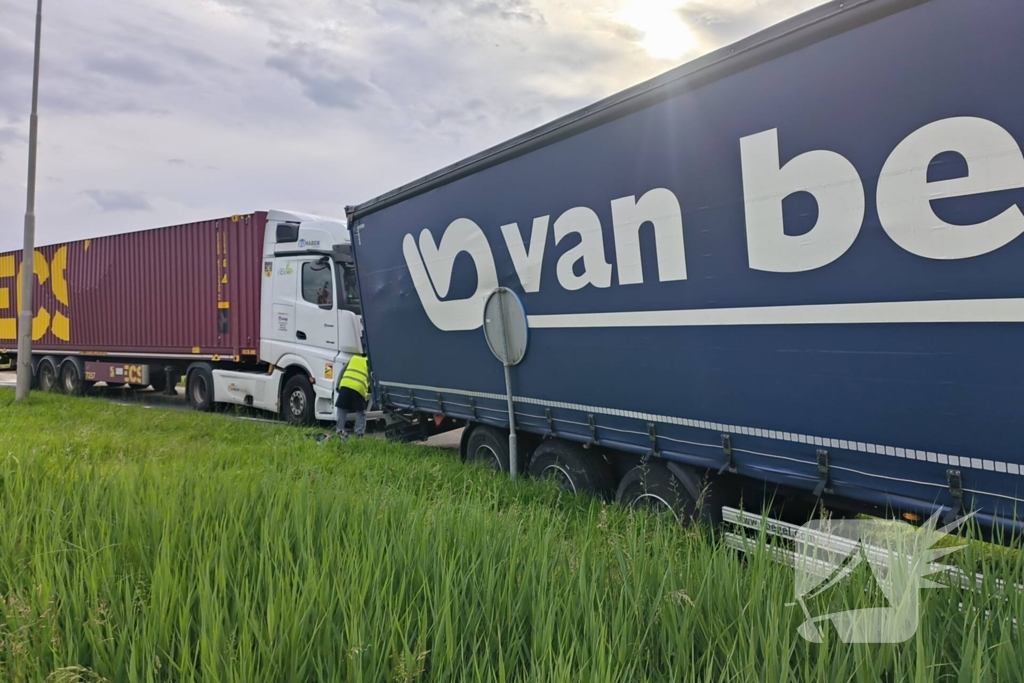 Vrachtwagen met dertig ton uien belandt in berm