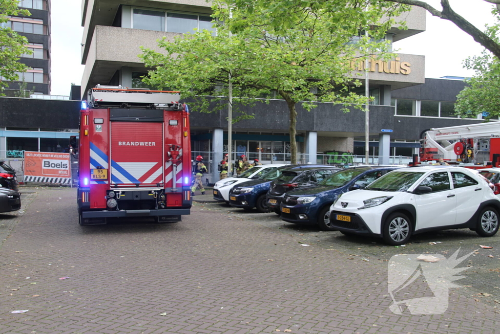 Veel rook op bovenste verdieping bij verlaten pand