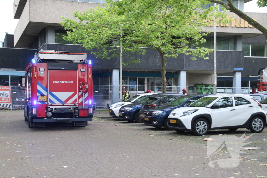 Veel rook op bovenste verdieping bij verlaten pand