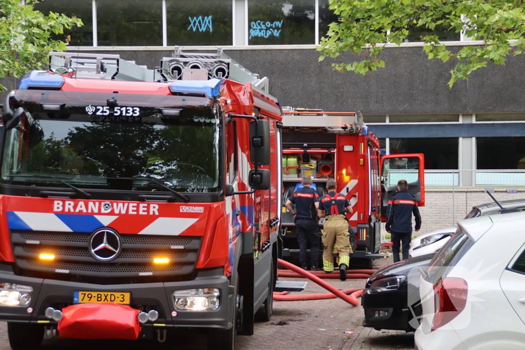 Veel rook op bovenste verdieping bij verlaten pand